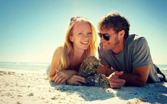 What encourages faster rapport in online dating?